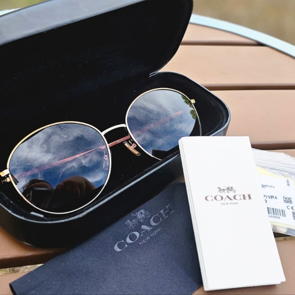 COACH NEW SHINY GOLD AVIATOR STYLE SUNGLASSES WITH ACCESORIES - Picture 3 of 8
